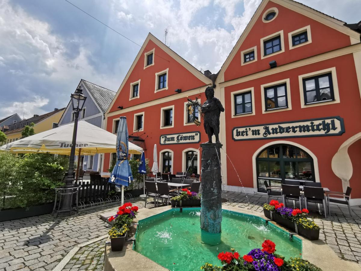 Hotel Gasthof Zum Lowen Velburg Exterior photo