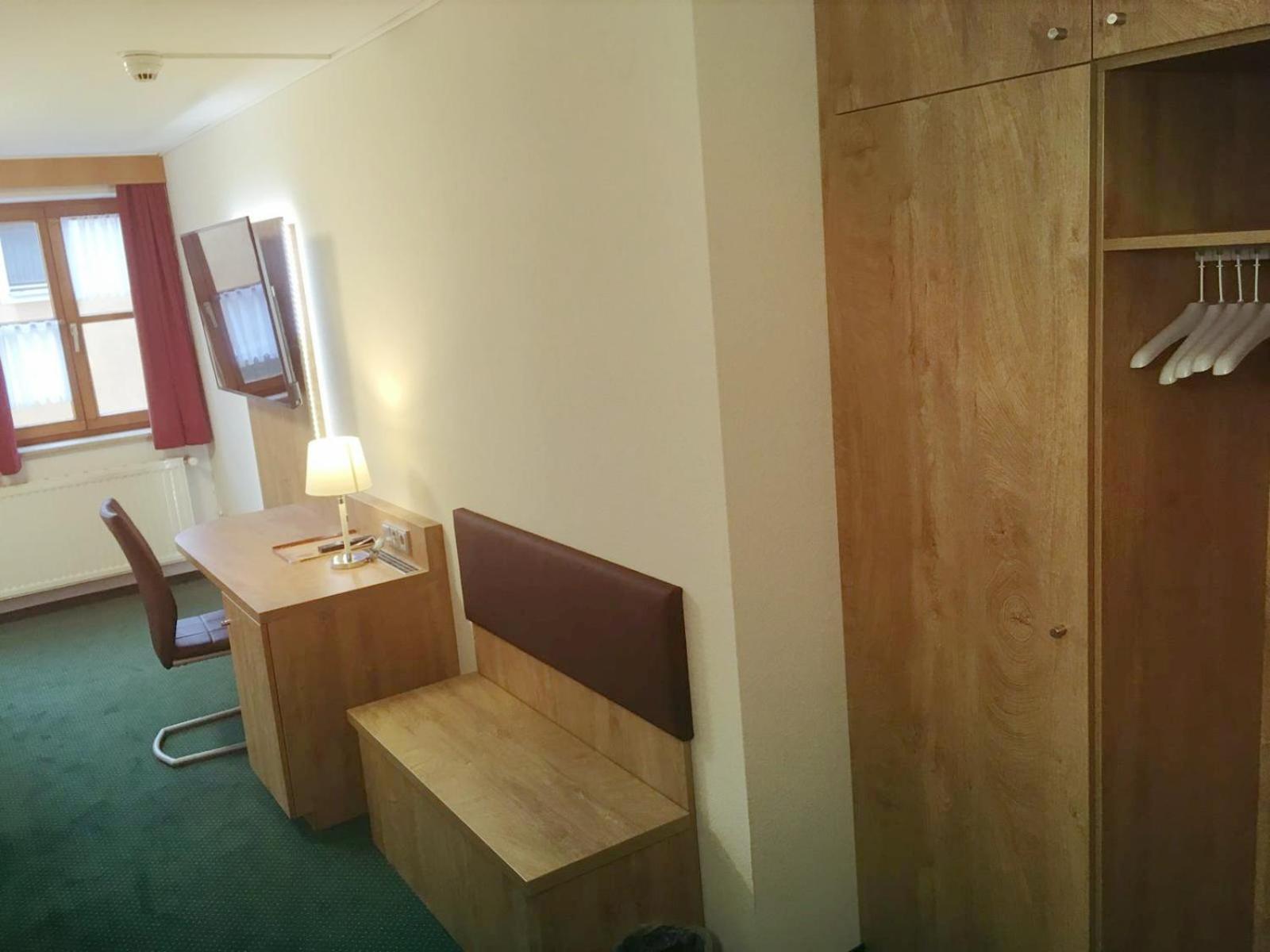 Hotel Gasthof Zum Lowen Velburg Room photo