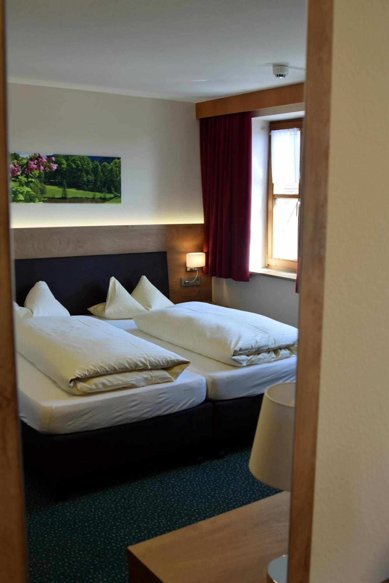 Hotel Gasthof Zum Lowen Velburg Room photo