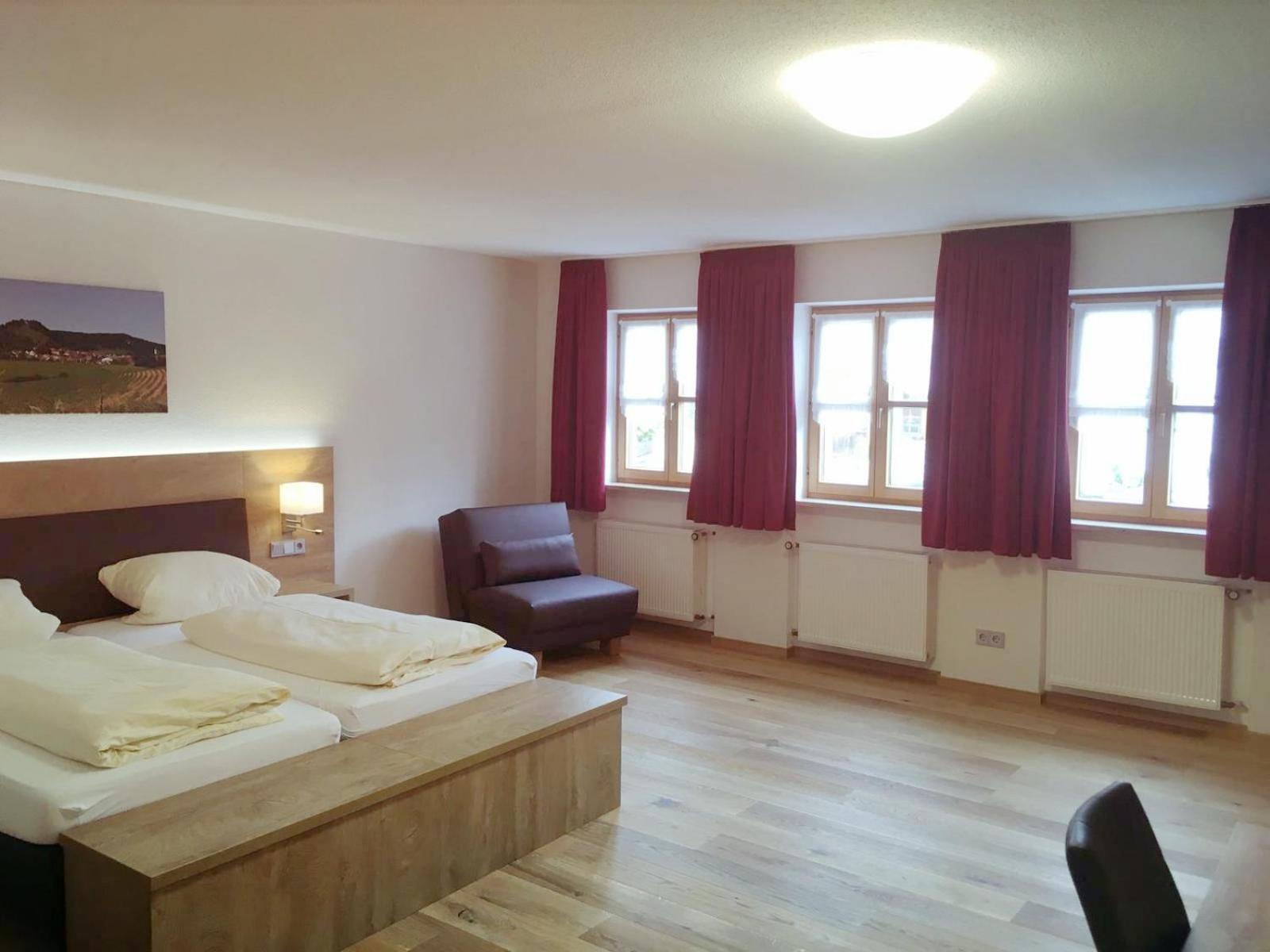 Hotel Gasthof Zum Lowen Velburg Room photo