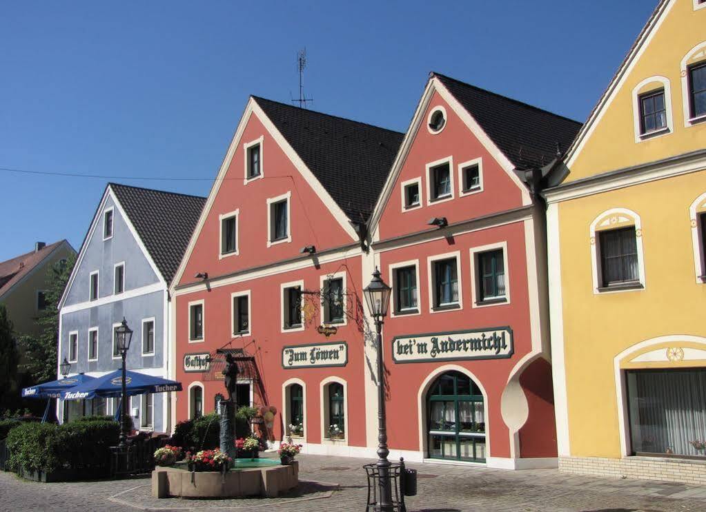 Hotel Gasthof Zum Lowen Velburg Exterior photo